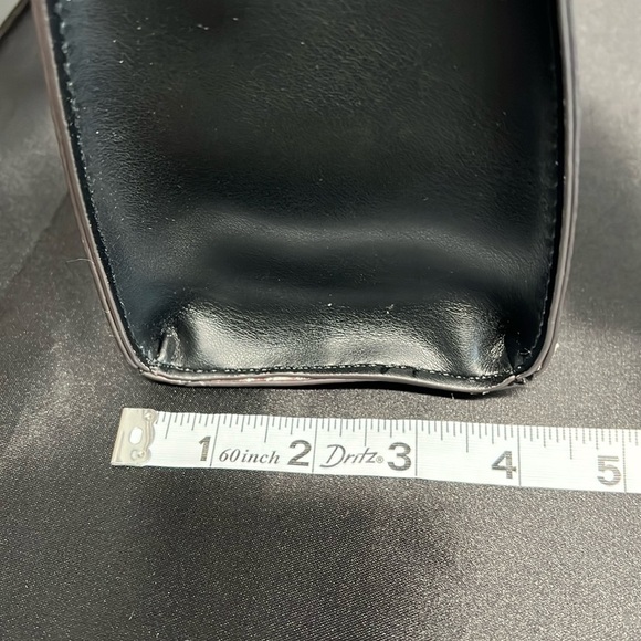 Guess | Classic Bag w/Iconic Logo Bag Charm, Matching Wallet & Dust Bag - Picture 12 of 16